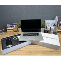 MacBook Pro 15'' (2015) μαζί με κουτί